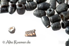 Römische Perlen aus schwarzem Glas