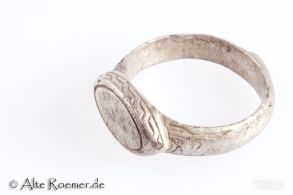 Römischer Silberring mit elliptischer Platte