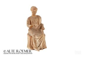 Griechische Tonfigur einer sitzenden Frau