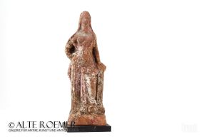 Hellenistische Tonfigur einer drapierten Frau, wohl Aphrodite