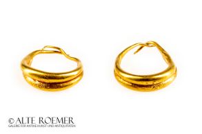 Gold earrings in reed boat shape