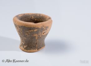 Römisches Miniaturgefäß mit schwarzen Farbresten