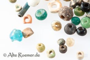 Lot aus ca. 100 römischen Perlen für Halskette