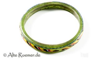 Reich verzierter Armreif aus grünem Glas