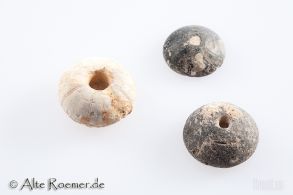 Gruppe von 3 Spinnwirteln aus Stein