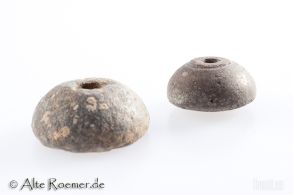 Gruppe von 2 Spinnwirteln aus Stein