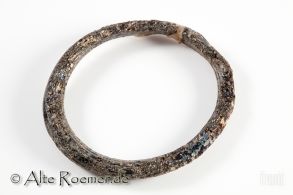 Römischer Glasarmreif mit Irideszenz
