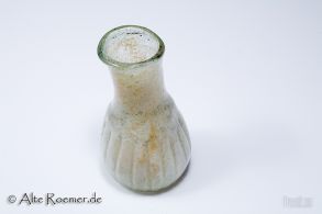 Verzierte römische Glasflasche