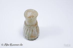 Verzierte römische Glasflasche