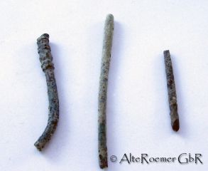 Gruppe von 3 Pins aus Bronze