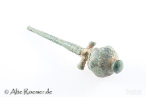 Persische Bronzenadel mit aufwendigem Dekor