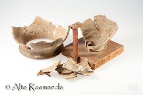 Restaurierte Umritzer-Ware auf Ständer
