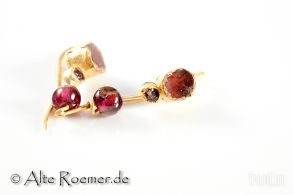 Römische Ohrringe aus Gold mit roten Steinen