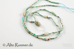 Kette aus ägyptischen Fayenceperlen