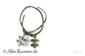 Zwei römische Ohrringe aus Bronze