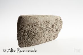 Neolithischer Beilkopf aus Vulkanit