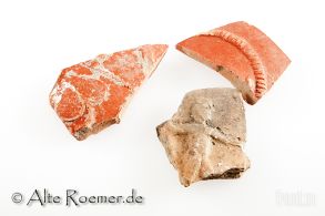 Gruppe von 3 Terra Sigillata-Scherben, eine mit Figur