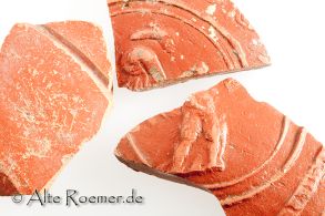 Gruppe von 3 Terra Sigillata-Scherben, eine mit Figur