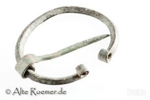 Römische Omega-Fibel aus Bronze