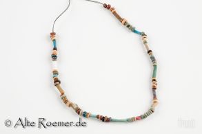 Farbenfrohes langes Kollier aus ägyptischen Perlen und Amuletten