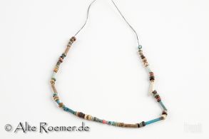 Farbenfrohes langes Kollier aus ägyptischen Perlen und Amuletten