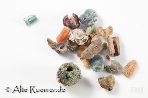Antike Glasperlen, fragmentarisch
