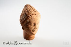 Griechisches Tonköpfchen einer Frau mit Melonenfrisur