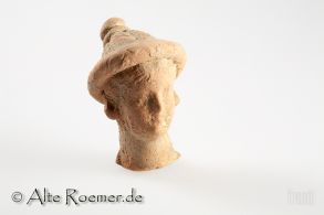 Hellenistisches Tonköpfchen mit hochgebundenem Haar und Blütenkranz