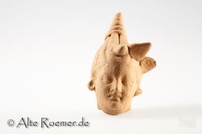 Hellenistisches Tonköpfchen einer Frau mit Blätterkranz - ungewöhnlicher Stil