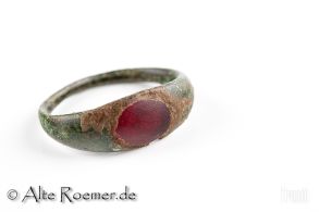 Bronzering mit rotem Stein