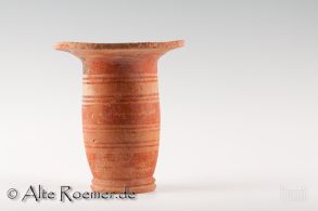 Hohe Daunische Vase in Form eines Kalathos mit Ringdekor