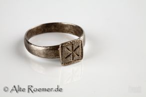 Byzantinischer Fingerring mit vereinfachtem Christusmonogramm