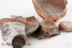 Scherben von Terra Sigillata-Gefäßen, verziert und glatt, ein Gefäßboden gestempelt