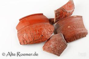 Scherben von Terra Sigillata-Gefäßen, verziert und glatt, ein Gefäßboden gestempelt