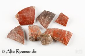 Scherben von Terra Sigillata-Gefäßen, verziert und glatt, ein Gefäßboden gestempelt