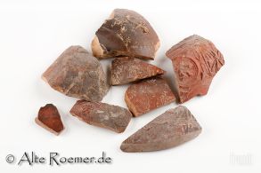 Scherben von Terra Sigillata-Gefäßen, verziert und glatt, ein Gefäßboden gestempelt