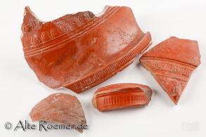 Scherben von Terra Sigillata-Gefäßen, verziert und glatt, ein Gefäßboden gestempelt