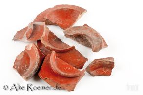 Scherben von Terra Sigillata-Gefäßen, verziert und glatt, ein Gefäßboden gestempelt