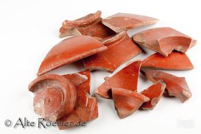 Scherben von Terra Sigillata-Gefäßen, verziert und glatt, ein Gefäßboden gestempelt