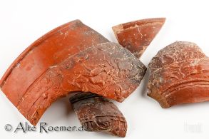 Scherben von Terra Sigillata-Gefäßen, verziert und glatt, ein Gefäßboden gestempelt