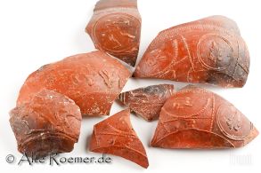 Scherben von Terra Sigillata-Gefäßen, verziert und glatt, ein Gefäßboden gestempelt