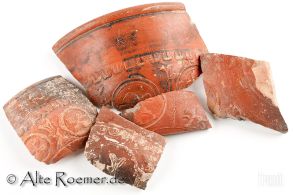 Scherben von Terra Sigillata-Gefäßen, verziert und glatt, ein Gefäßboden gestempelt