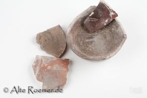 Vier Fragmente von Terra Sigillata Gefäßen mit Herstellerstempeln
