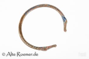 Antiker Armreif mit stilisierten Tierkopfenden