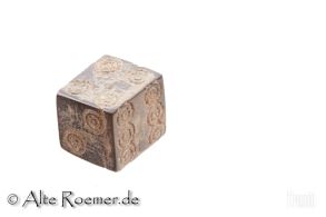 Römischer Würfel aus dunklem Bein