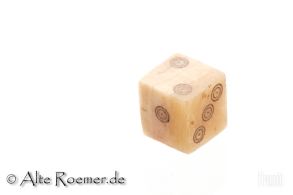 Römischer Würfel aus Bein