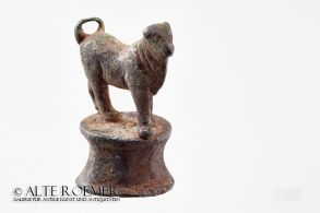 Römische Stierstatuette auf Rundsockel