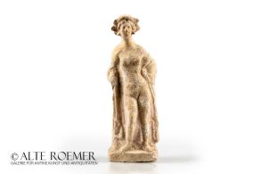 Tanagrafigur einer stehenden Frau mit Überresten der originalen Bemalung