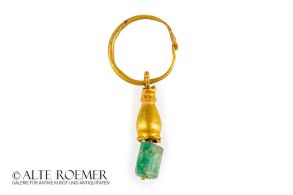 Buy Roman earring with emerald