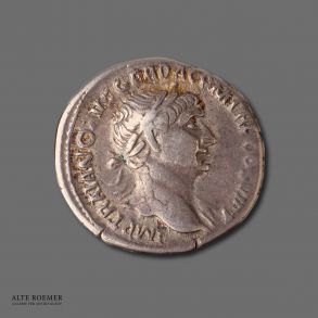 Fast vorzüglich erhaltener Denar des Trajan